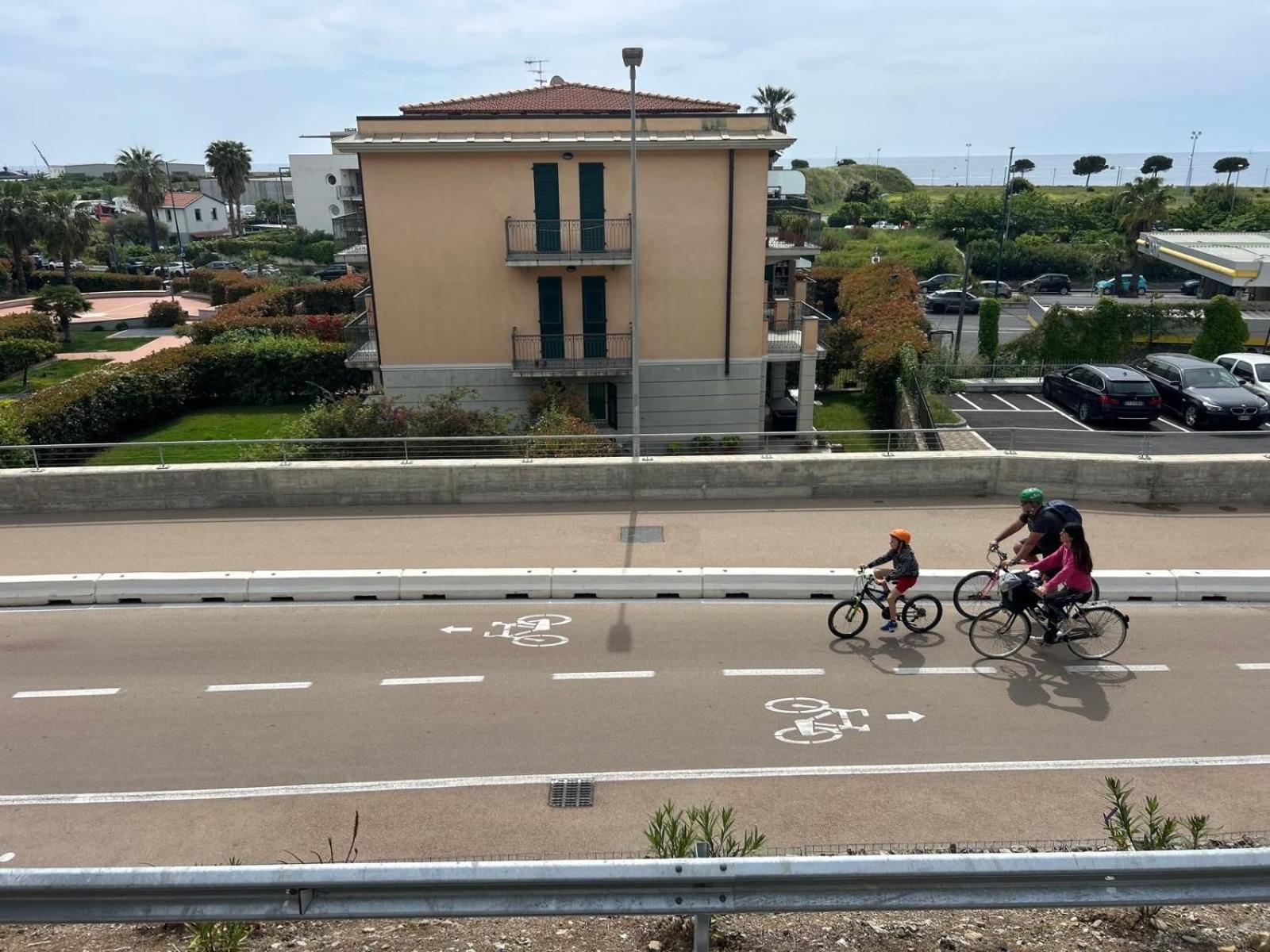 Appartamento Incantevole A 100Metri Dal Mare E Accanto Alla Pista Ciclabile Империя Экстерьер фото